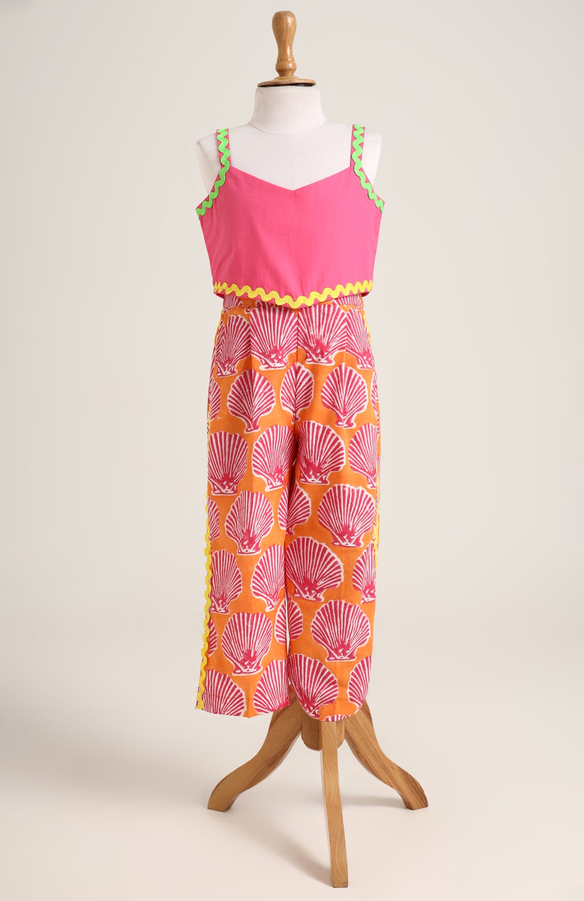 Cotton plain crop top with floral pants. Detailed with Lace trimmings.