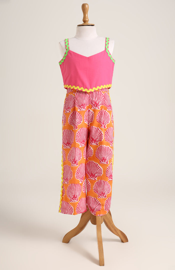 Cotton plain crop top with floral pants. Detailed with Lace trimmings.