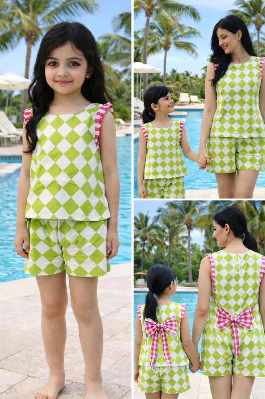 Cotton printed sleevesless checks Co-ord Set with shorts. Detailed with Lace trimmings and a big bow on the back